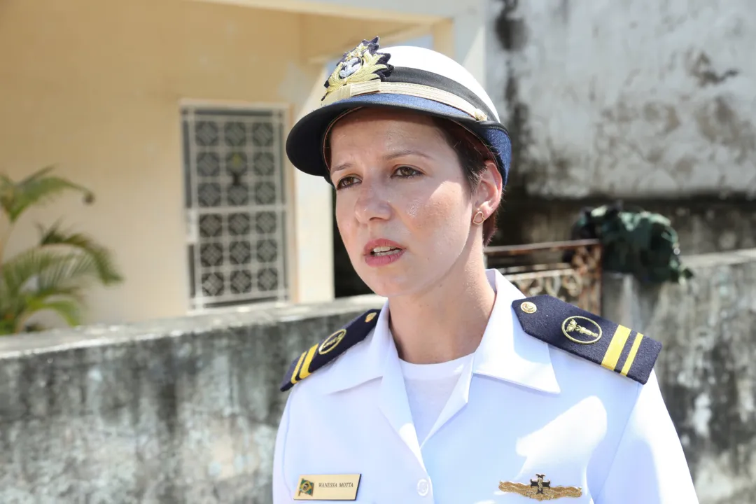 Militares orientam a população e entregam panfletos explicativos até a próxima sexta-feira