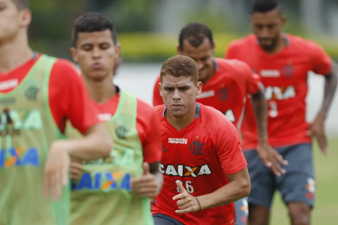 O volante Cuéllar tem a chance de estrear com a camisa rubro-negra nesta quarta, pela Primeira Liga