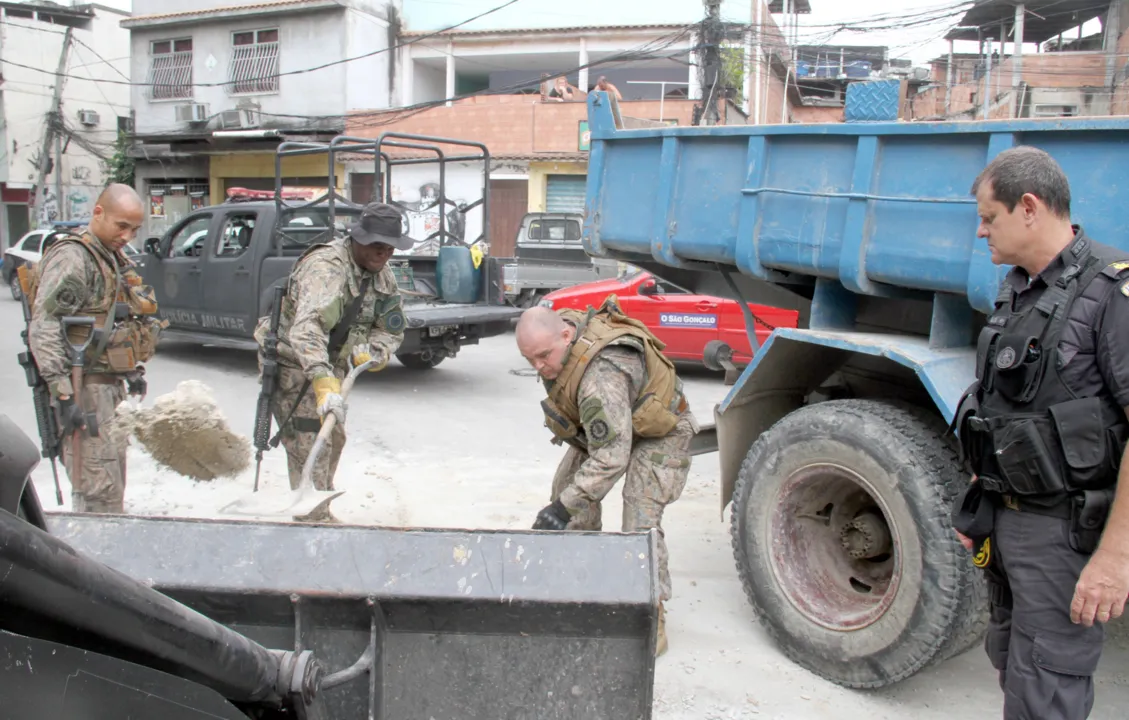 Agentes utilizaram uma retroescavadeira para retirar barreiras