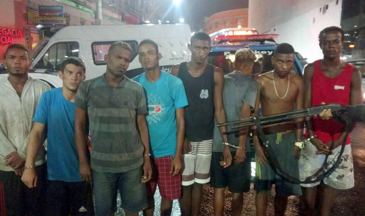 Segundo PMs, grupo foi flagrado com grande quantidade de drogas e um espingarda calibre 12
