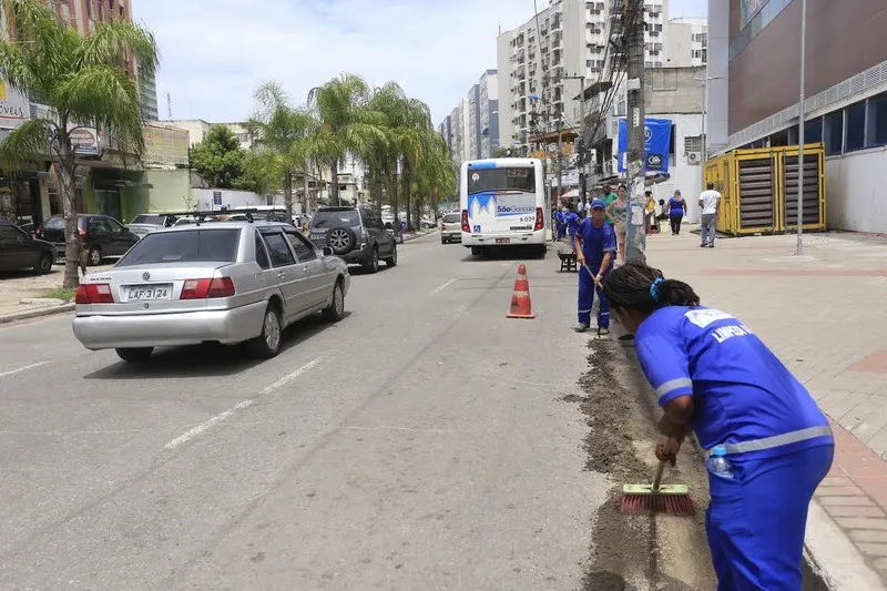 Na operação, bueiros foram desentupidos e ruas, limpas