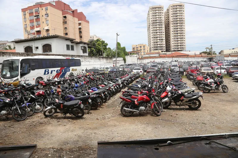 Mais de 500 veículos, entre recuperáveis e sucatas, vão a leilão no próximo dia 16 de março.
