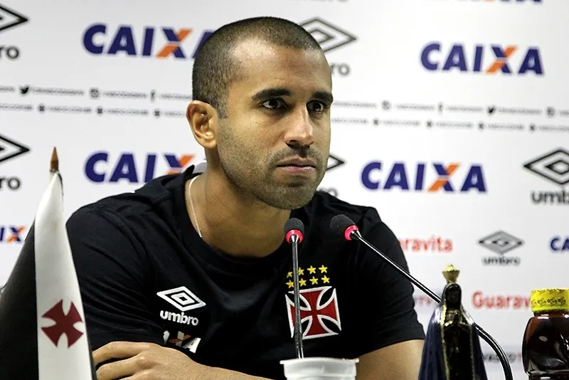 O lateral-esquerdo Júlio César disse, em entrevista, que a partida deve ser encarada como ‘clássico’

