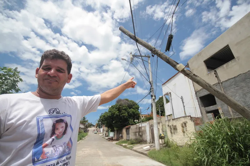 Em Niterói, na Estrada da Garganta, as pistas foram interditadas para o conserto do poste, que ficou pendurado pelos fios. Em São Gonçalo, a situação é semelhante na Lagoinha.