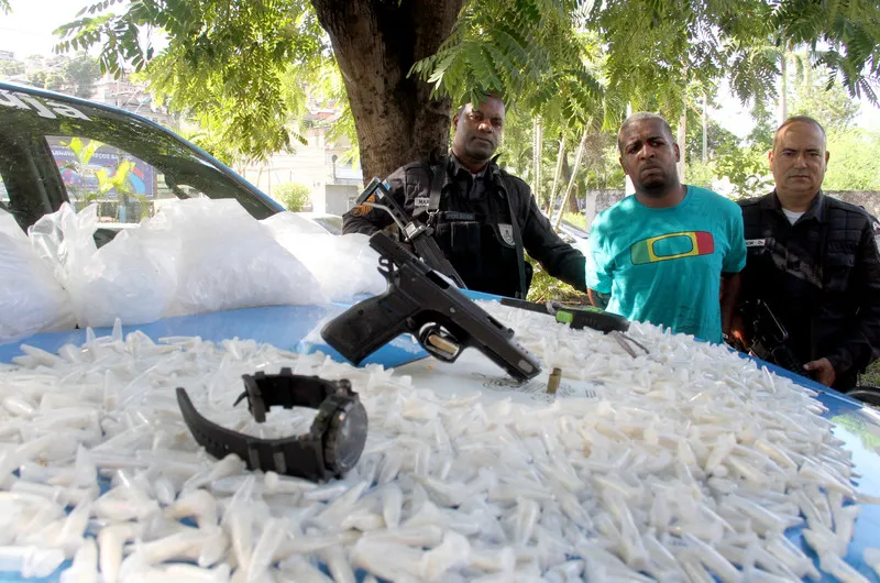 Cinco Letras foi flagrado com uma pistola, drogas e 'radinho'