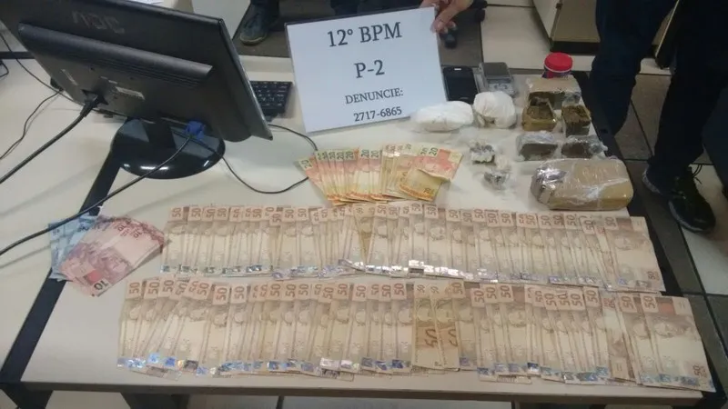 Com o acusado, agentes prenderam mais de R$ 4 mil 