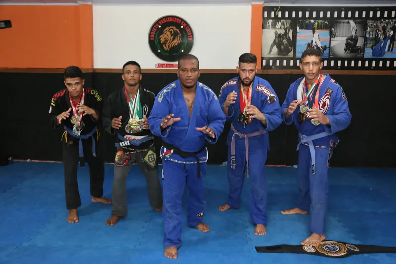 O projeto de jiu-jitsu para crianças e adolescentes pobres tem como sede o quintal da casa do seu idealizador, Rogério Moura