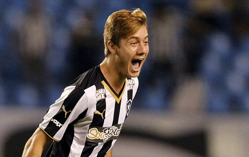 Luiz Henrique comemora o primeiro gol
