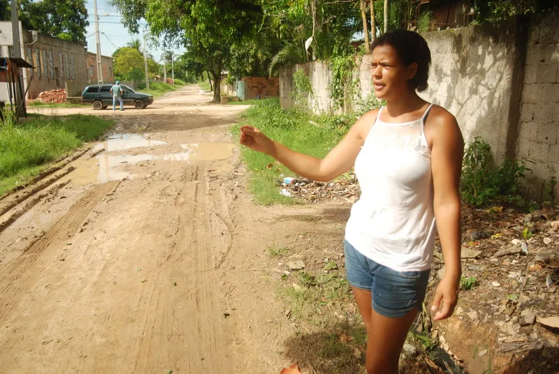 A dona de casa Rosilene mora na Rua B, há um ano, e reclama da falta de estrutura básica