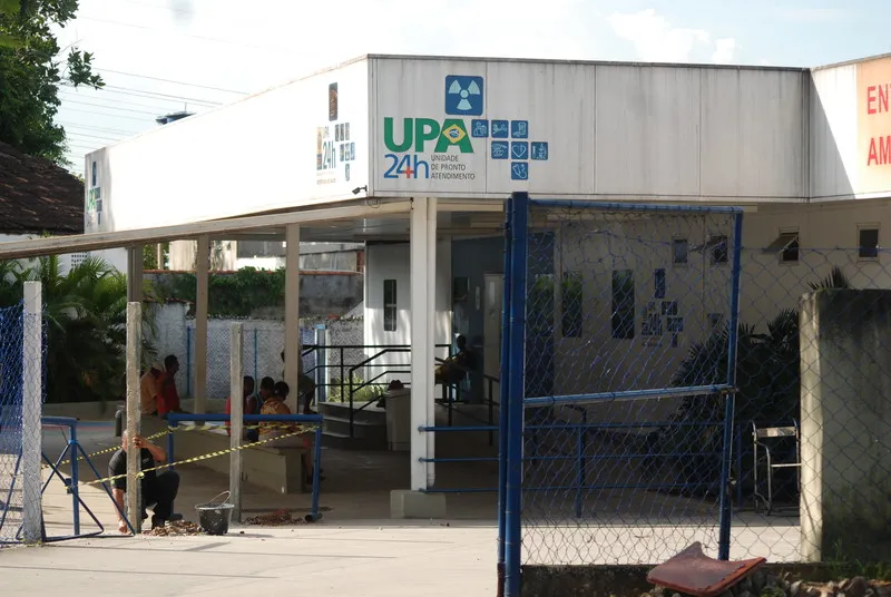 Balcão de atendimento com computador foi destruído 