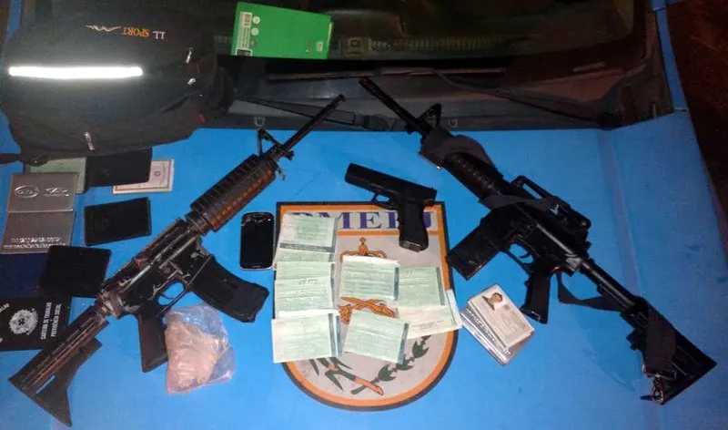 Jovens estavam com réplicas de fuzil e carro roubado