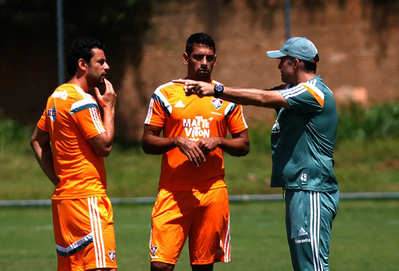 Durante a atividade no CT do Brasiliense, Baptista passou instruções para Fred e Diego Souza