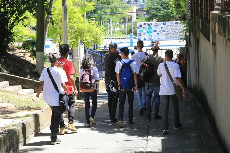 Estudantes do Colégio Estadual Walter Orlandine são liberados mais cedo por falta de professor.