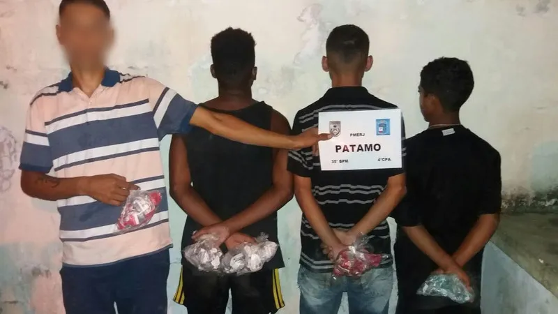 No bairro Ampliação, grupo foi surpreendido com 423 cápsulas de cocaína, 150 trouxinhas de maconha e munições