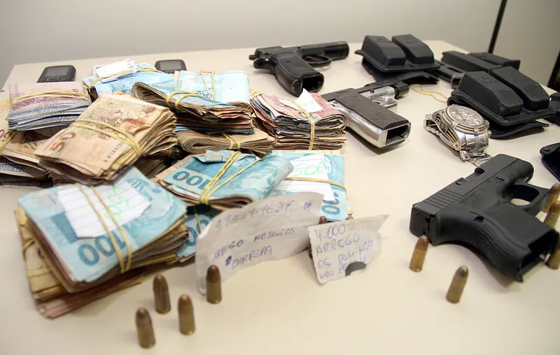 Com o acusado, os policiais apreenderam cerca de R$ 27 mil em espécie, além de duas pistolas 
