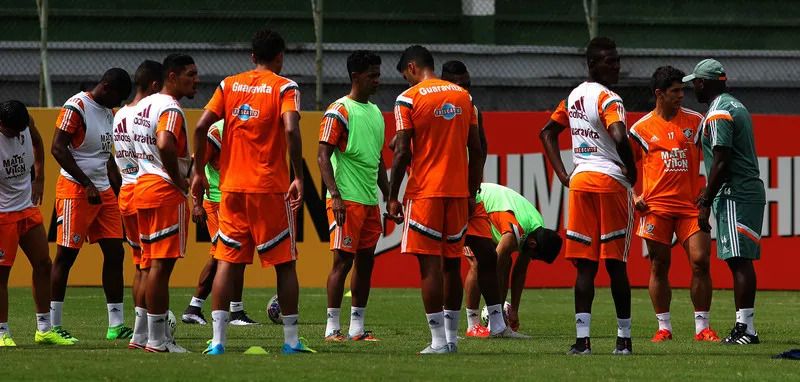 O auxiliar-técnico Marcão conversou com os jogadores durante o treino de ontem nas Laranjeiras