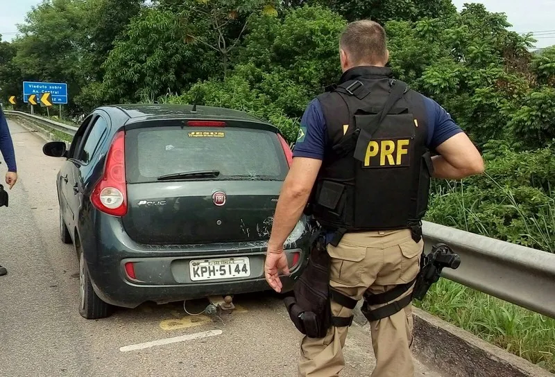 Vítima, que foi abordada no Laranjal, chamou atenção dos policiais na BR-101 e se jogou do carro 