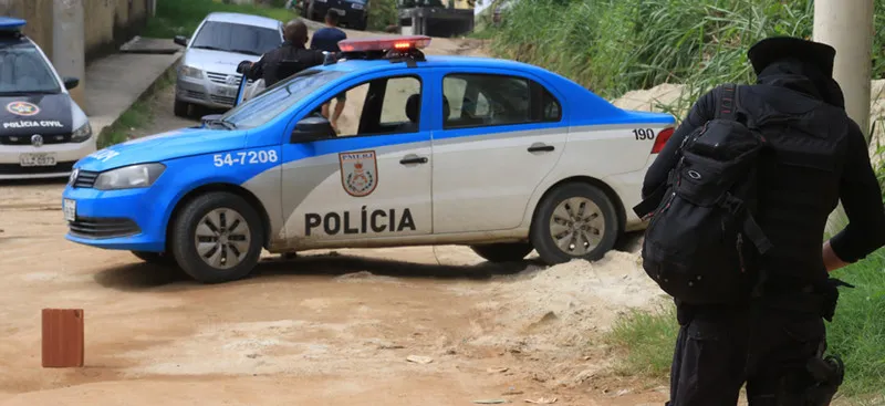 Jovem, que levou cinco tiros de pistola, estava amarrado