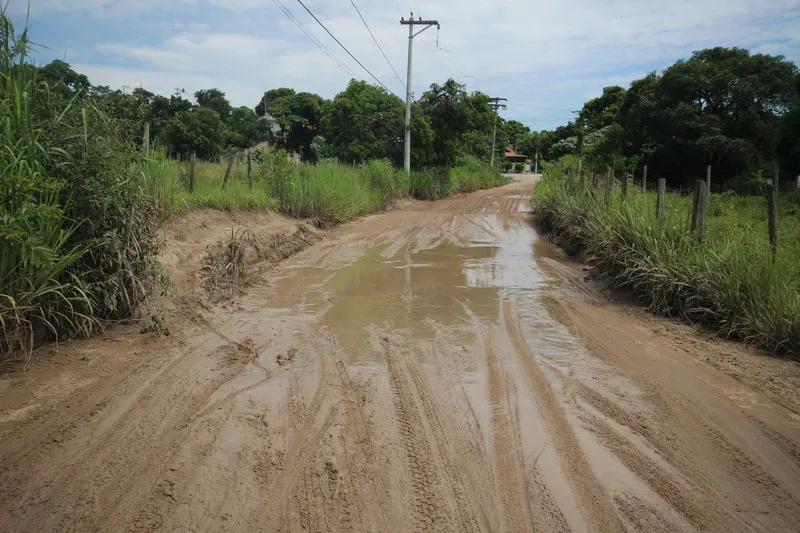 Motoristas têm dificuldades de passar pela rodovia, que fica tomada por lama quando chove