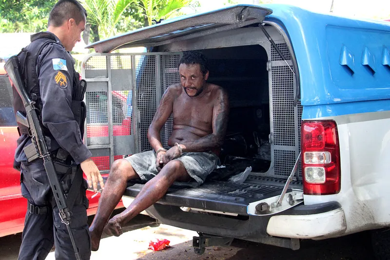 Marcos Aurélio estava com drogas e rádio no Morro do Feijão