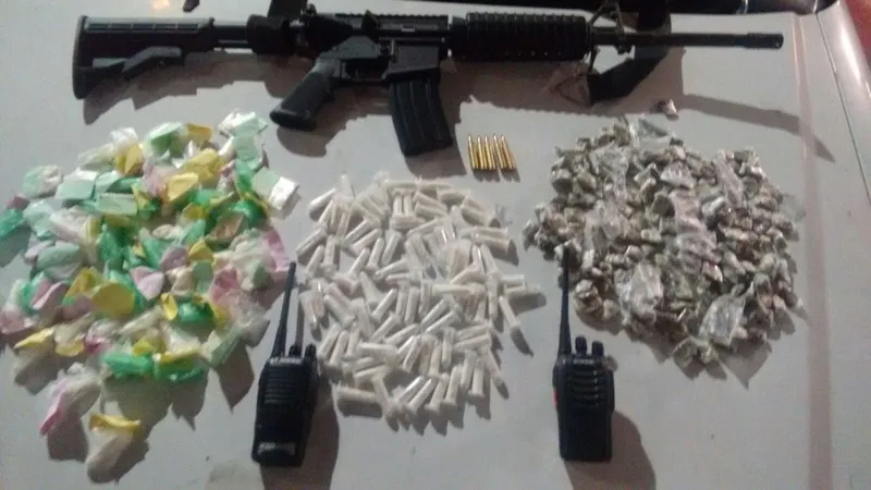 Segundo os policiais, o menor de 16 anos estava com o fuzil