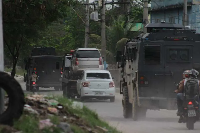 Na operação, agentes aprenderam três fuzis, drogas e recuperaram dois automóveis roubados