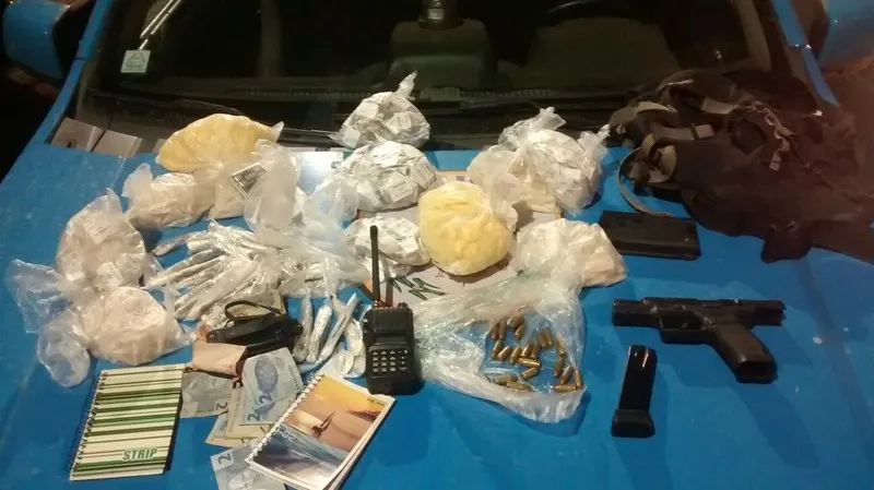 Na mochila que Leone carregava estavam cocaína, maconha e cadernos com anotação do tráfico 