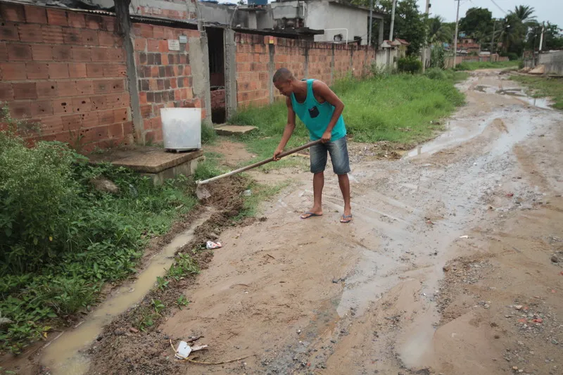Moradores abriram uma vala no canto da Rua Oito para evitar que o esgoto escorra pela via 