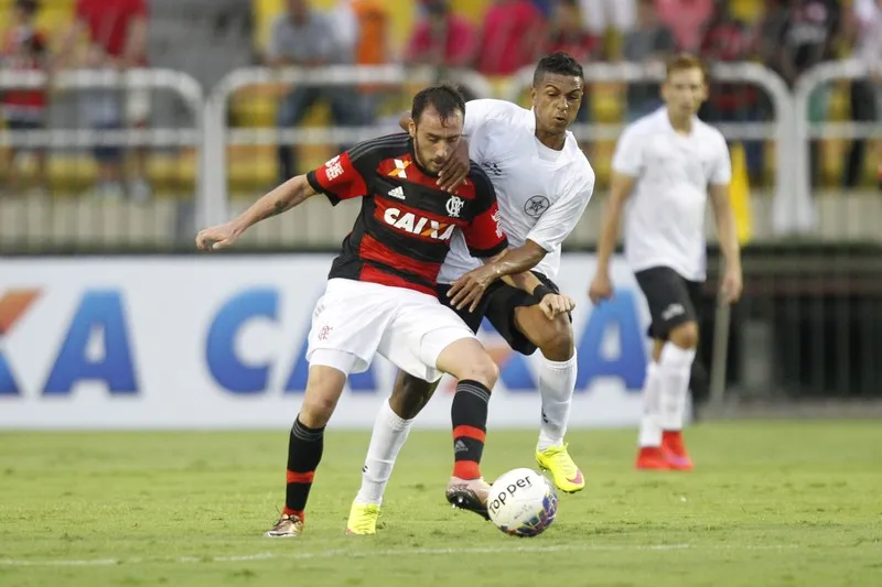 A perna direita de Federico Mancuello ficou travada num momento do chute contra o Resende