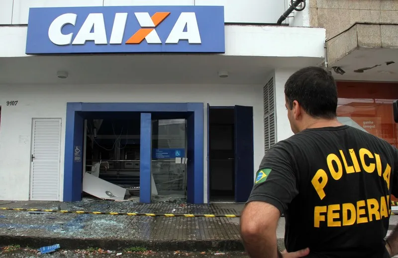 Agentes da Polícia Federal fizeram uma perícia na instituição financeira e assumiram as investigações