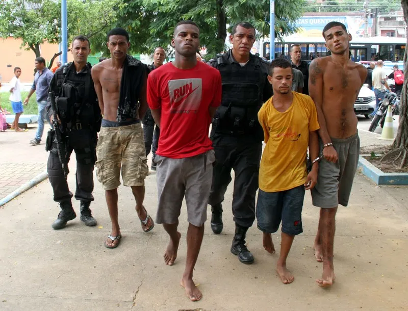 Grupo foi flagrado com armas e drogas após confronto entre PMs e traficantes no Morro do Castro