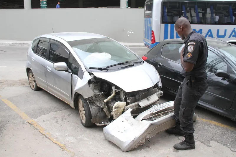 Dupla estava em carro roubado e acabou presa após perseguição