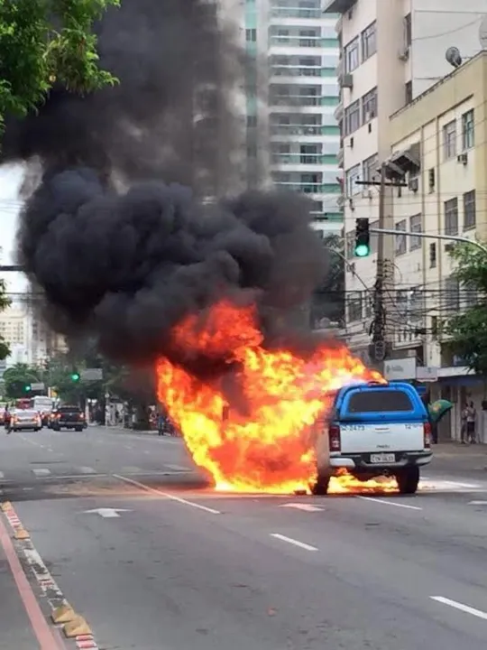 Viatura pegou fogo na Avenida Roberto Silveira, em Icaraí