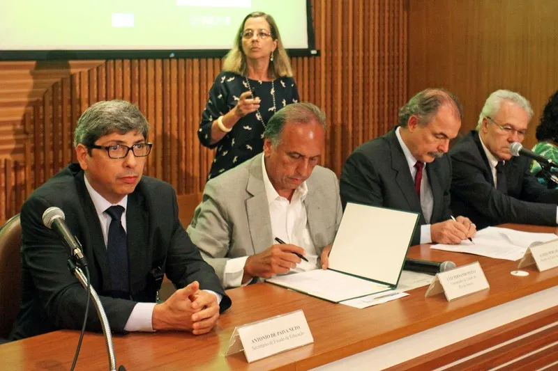Pezão e o ministro Mercadante assinaram documento no Rio