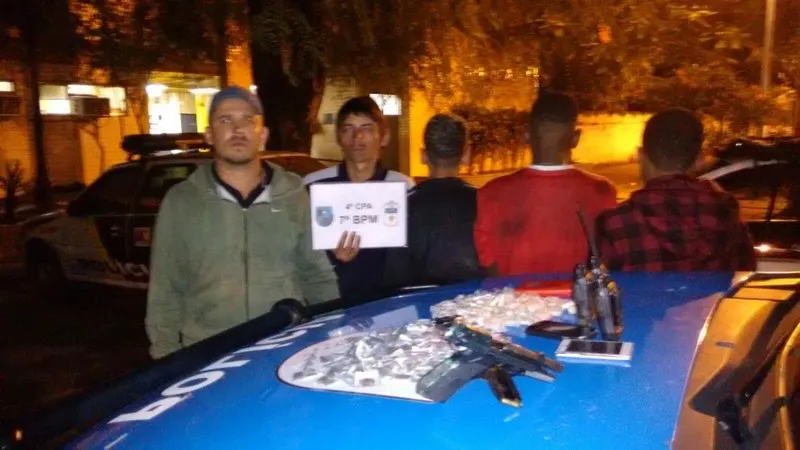 Segundo PMs, grupo foi flagrado no alto da comunidade com uma pistola, 158 trouxinhas de maconha e 157 papelotes de cocaína
