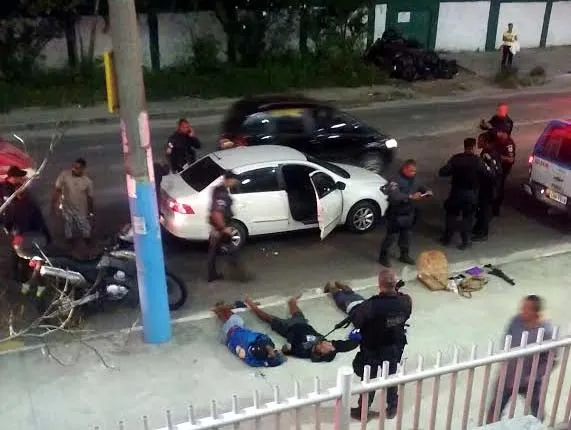 Jovens acabaram capturados pelos militares em frente a um hipermercado, na Avenida Maricá
