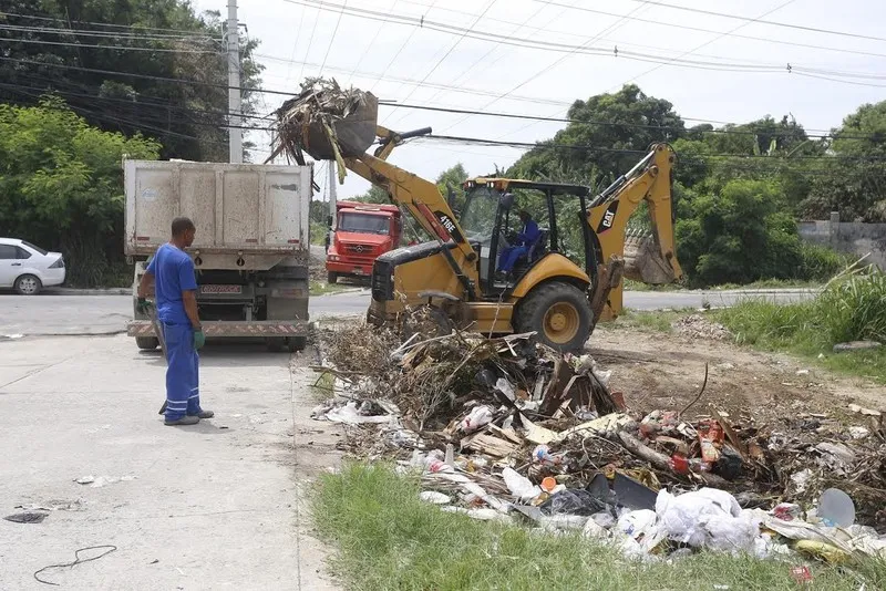 Em toda cidade, há terrenos com lixo despejado irregularmente
