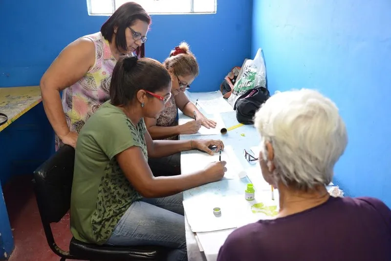 Entre as oportunidades disponíveis, há vagas para os cursos de desenho e pintura em tecido