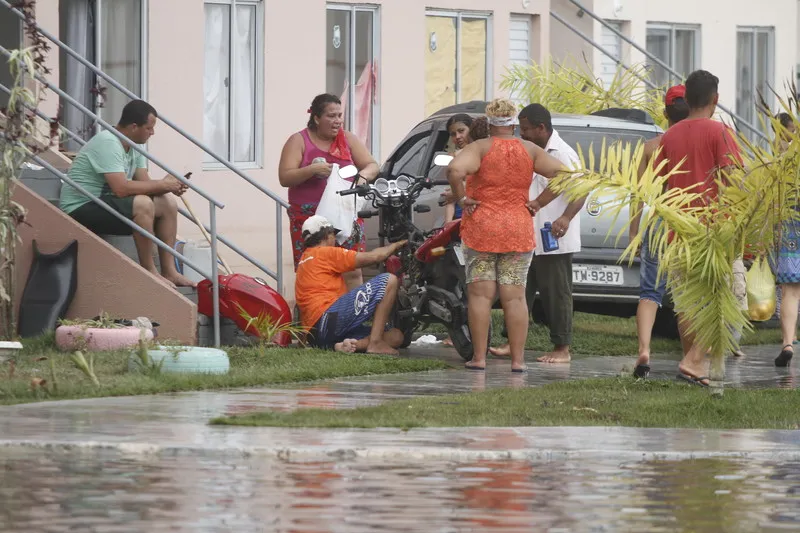 Na volta para casa, moradores começam a contabilizar os prejuízos em apartamentos de Itaipuaçu