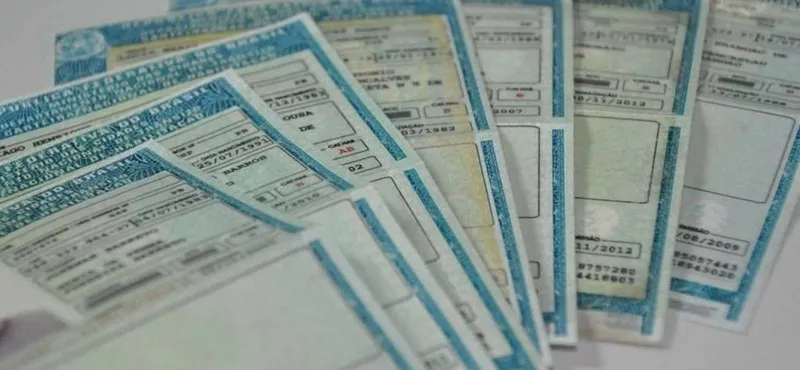 De acordo com o órgão, os notificados devem entregar suas habilitações em até 10 dias, a partir da publicação no Diário Oficial