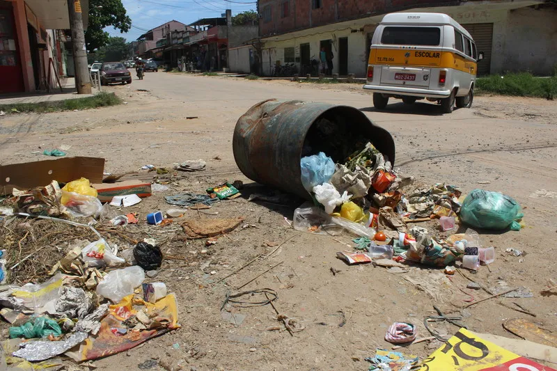 Além da falta de infraestrutura, os moradores têm que conviver com a coleta irregular de lixo 