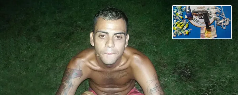Segundo PMs, Banana foi surpreendido com uma pistola calibre 380, 67 pinos de cocaína, além de 18 trouxinhas de maconha