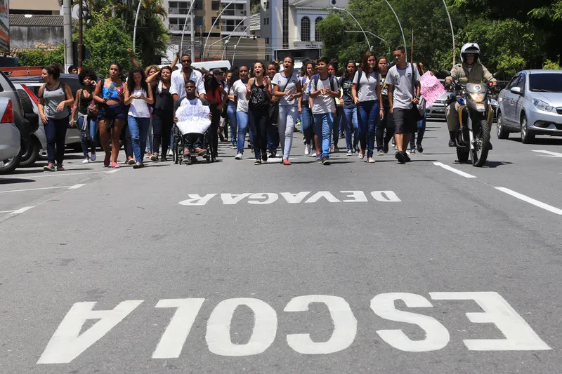 Estudantes fecharam parte das avenidas Roberto Silveira e Amaral Peixoto e seguiram de forma pacífica até a sede da Coordenadoria Regional Metropolitana VIII