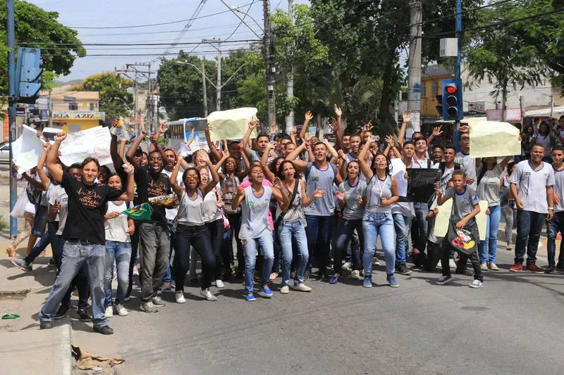 Alunos do Ciep 122 foram às ruas para pedir reforma, uniformes e outras melhorias na escola
