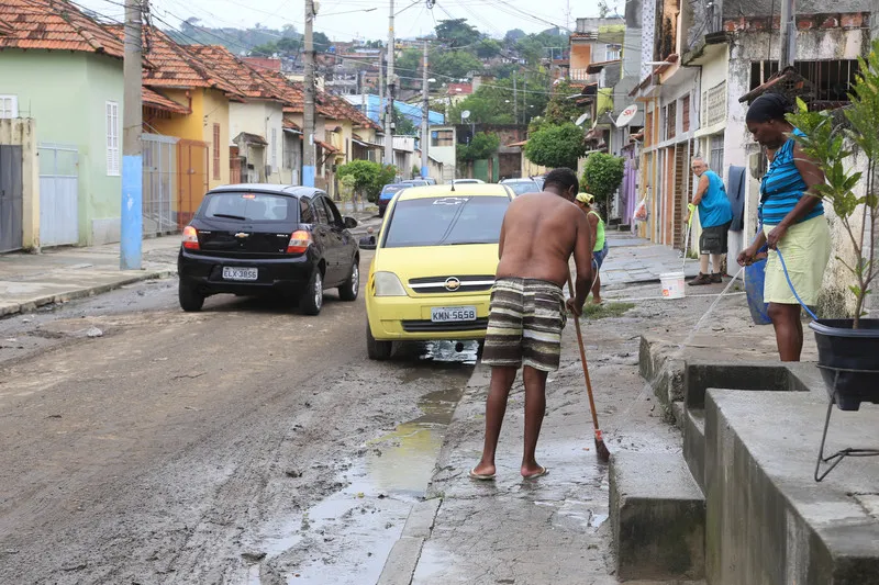Ruas ficaram cobertas de lama após a chuva
