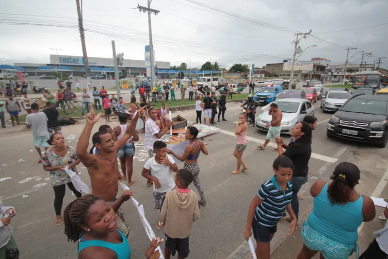 Manifestação por conta de enchente em Itaboraí.