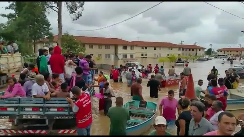 Em Maricá, o bairro mais atingido pela chuva foi Itaipuaçu, onde as residências do primeiro andar do programa ‘Minha Casa, Minha Casa’ foram tomadas pela enxurrada. Com a inundação, todos os moradores tiveram que ser retirados do local. A água, na manhã de ontem, alcançava a cintura das pessoas