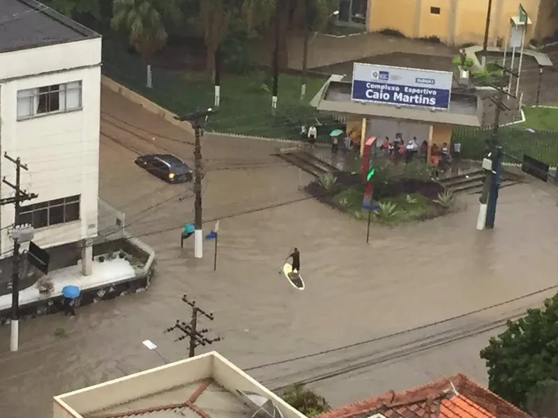 Vias completamente alagada após o temporal