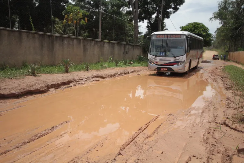 Motoristas dos ônibus têm que passar a 10 quilômetros por hora por conta da estrada ruim