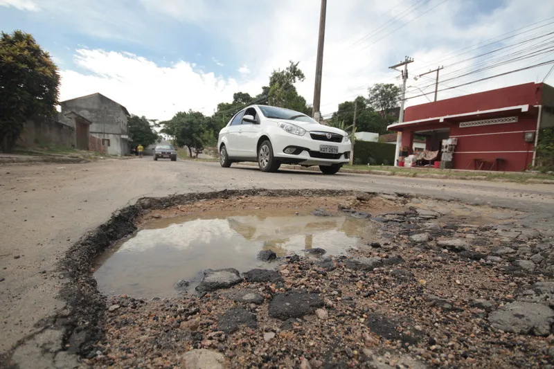 Imagem ilustrativa da imagem Buracos em via principal são armadilhas para motoristas